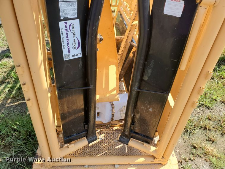 image for item DE4477 For-Most 450 livestock squeeze chute