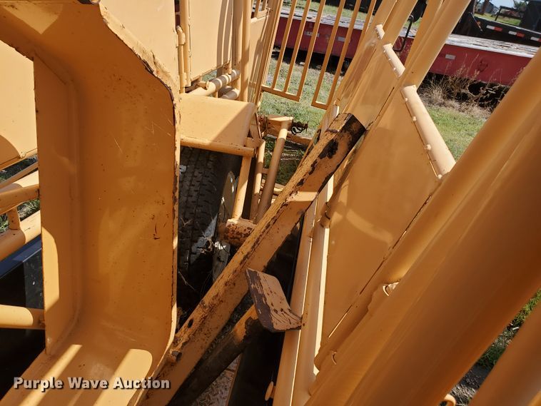 image for item DE4477 For-Most 450 livestock squeeze chute