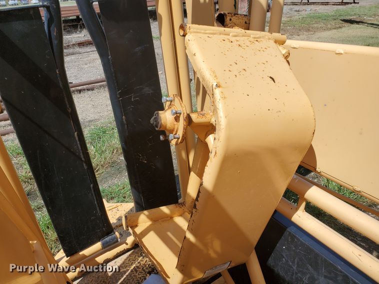 image for item DE4477 For-Most 450 livestock squeeze chute