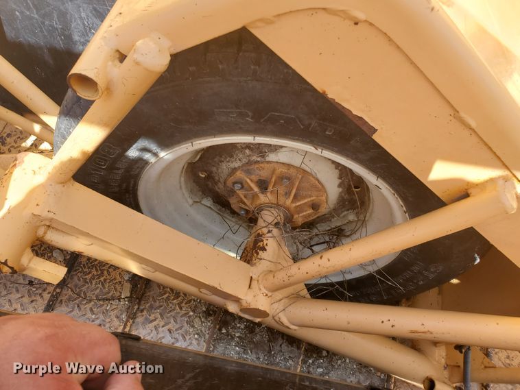 image for item DE4477 For-Most 450 livestock squeeze chute