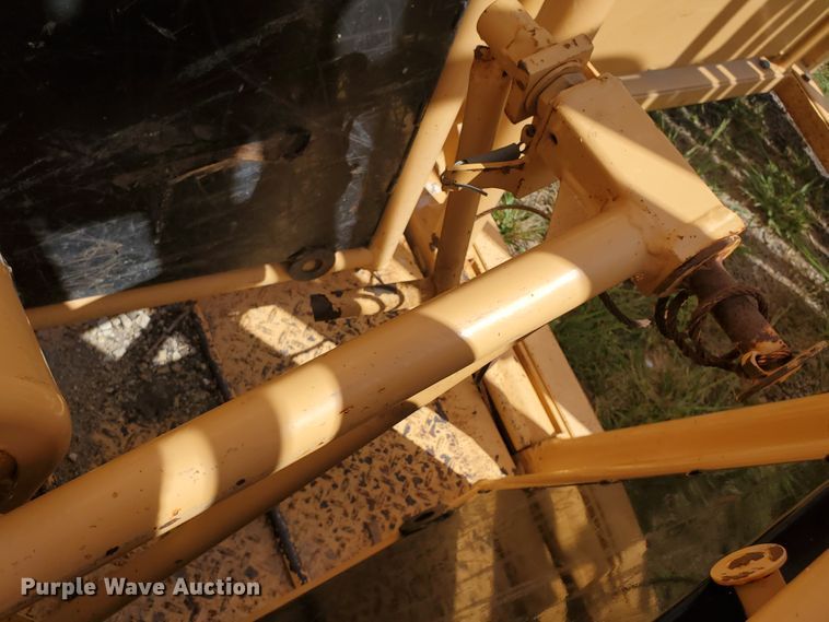 image for item DE4477 For-Most 450 livestock squeeze chute