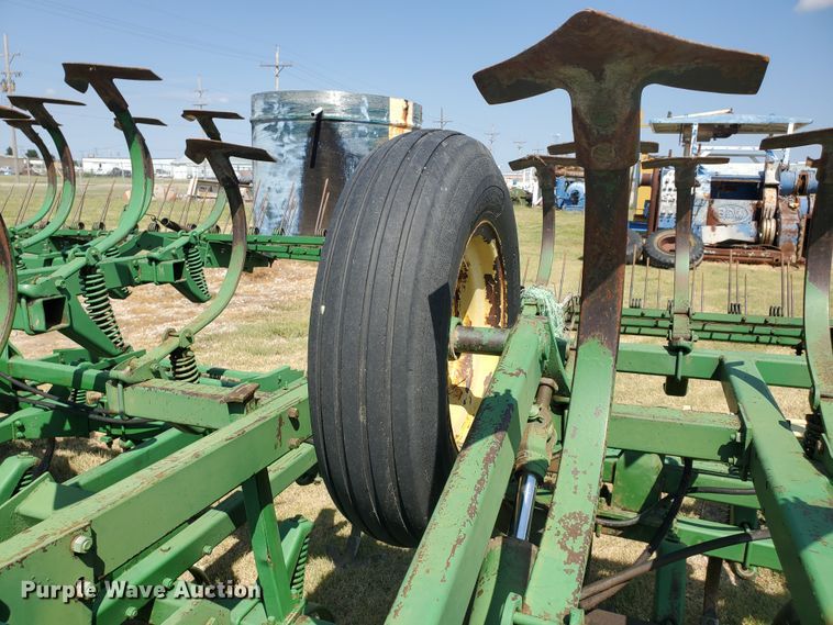 image for item DE4484 John Deere field cultivator