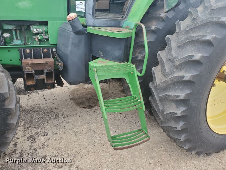 image for item DE4488 1998 John Deere 7810  MFWD tractor