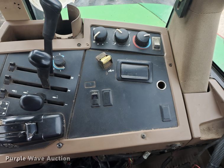 image for item DE4488 1998 John Deere 7810  MFWD tractor