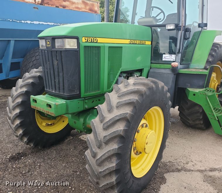 image for item DE4488 1998 John Deere 7810  MFWD tractor