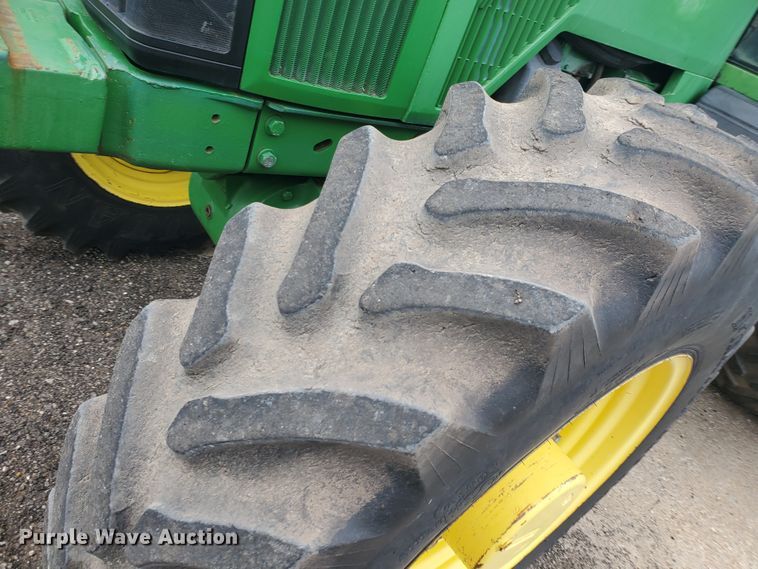 image for item DE4488 1998 John Deere 7810  MFWD tractor