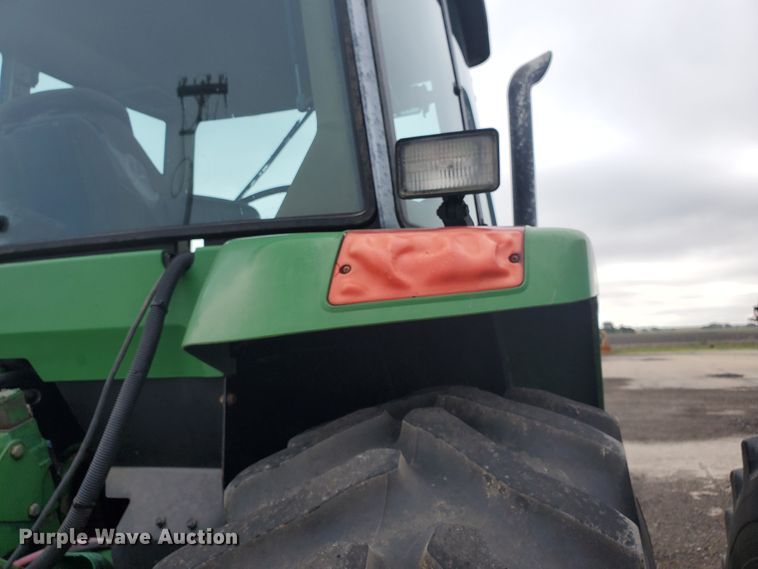 image for item DE4488 1998 John Deere 7810  MFWD tractor