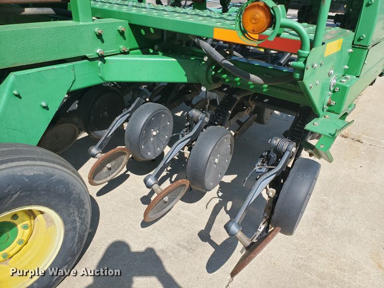 image for item DE4491 2001 John Deere 1560 no-till grain drill