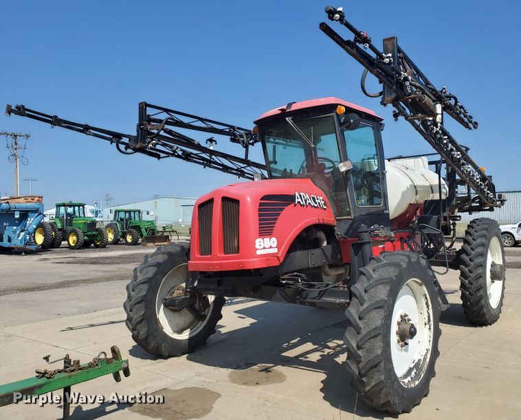 image for item DE4492 2003 Apache 850 Series sprayer