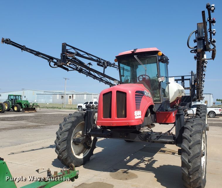 image for item DE4492 2003 Apache 850 Series sprayer