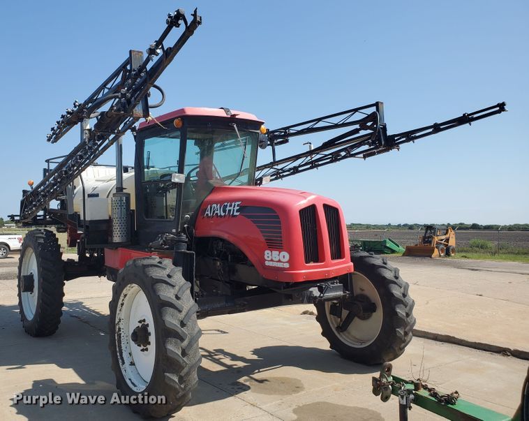 image for item DE4492 2003 Apache 850 Series sprayer