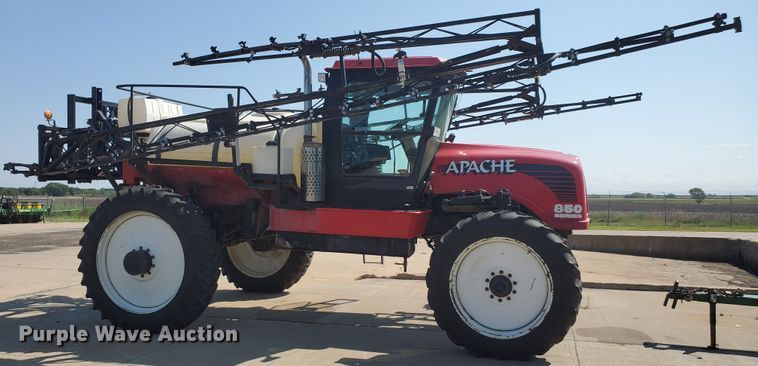 image for item DE4492 2003 Apache 850 Series sprayer