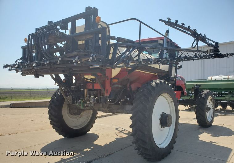 image for item DE4492 2003 Apache 850 Series sprayer