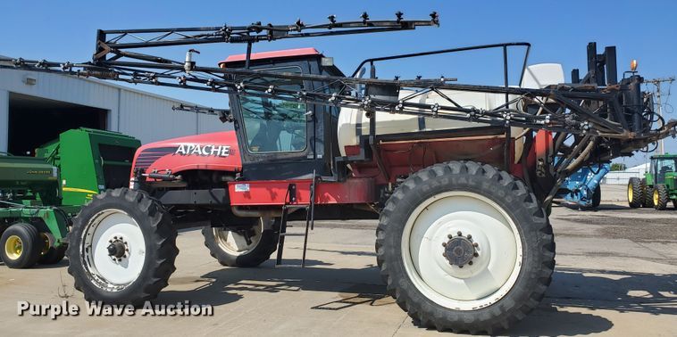 image for item DE4492 2003 Apache 850 Series sprayer
