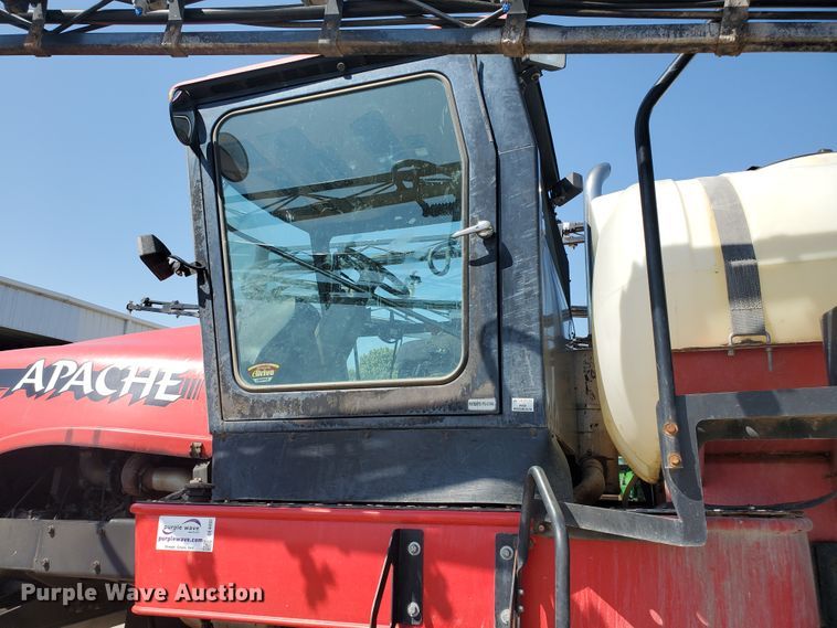 image for item DE4492 2003 Apache 850 Series sprayer