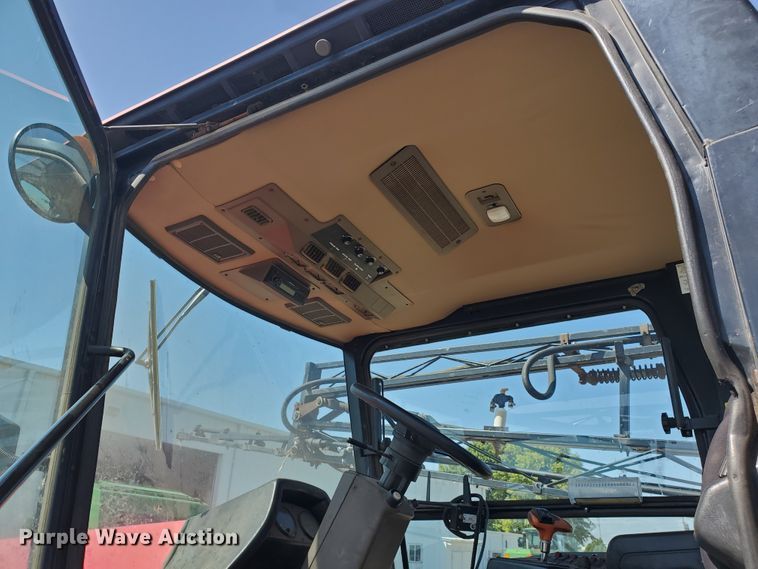 image for item DE4492 2003 Apache 850 Series sprayer