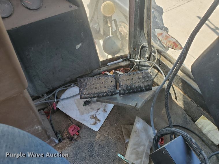 image for item DE4492 2003 Apache 850 Series sprayer