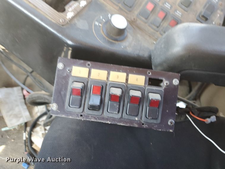 image for item DE4492 2003 Apache 850 Series sprayer