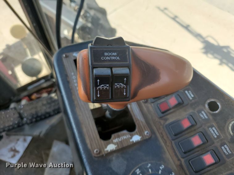 image for item DE4492 2003 Apache 850 Series sprayer