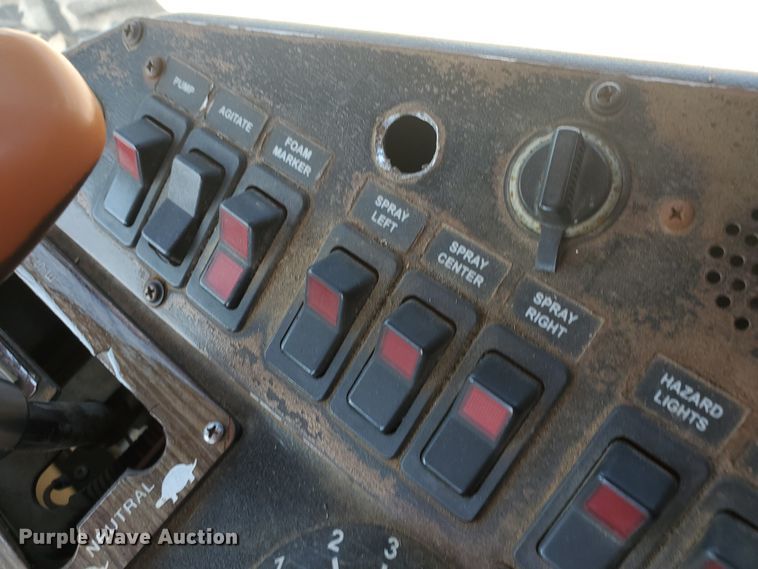 image for item DE4492 2003 Apache 850 Series sprayer