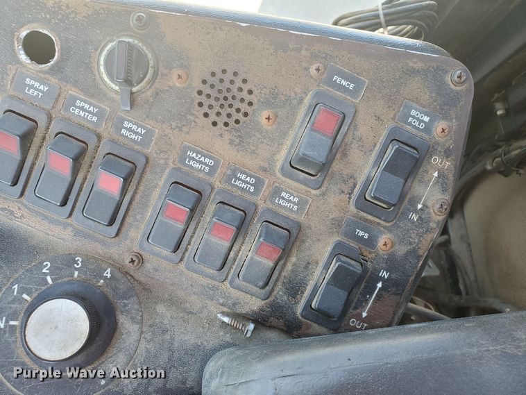 image for item DE4492 2003 Apache 850 Series sprayer