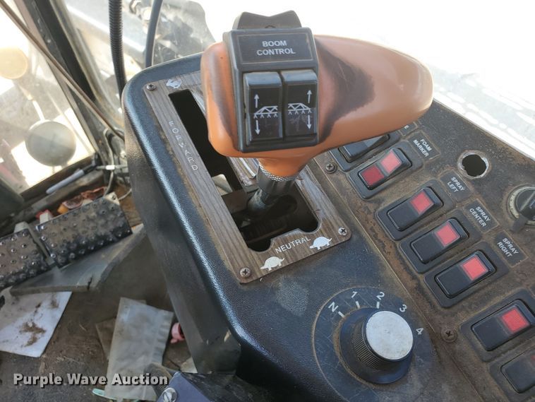 image for item DE4492 2003 Apache 850 Series sprayer