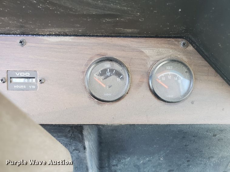 image for item DE4492 2003 Apache 850 Series sprayer