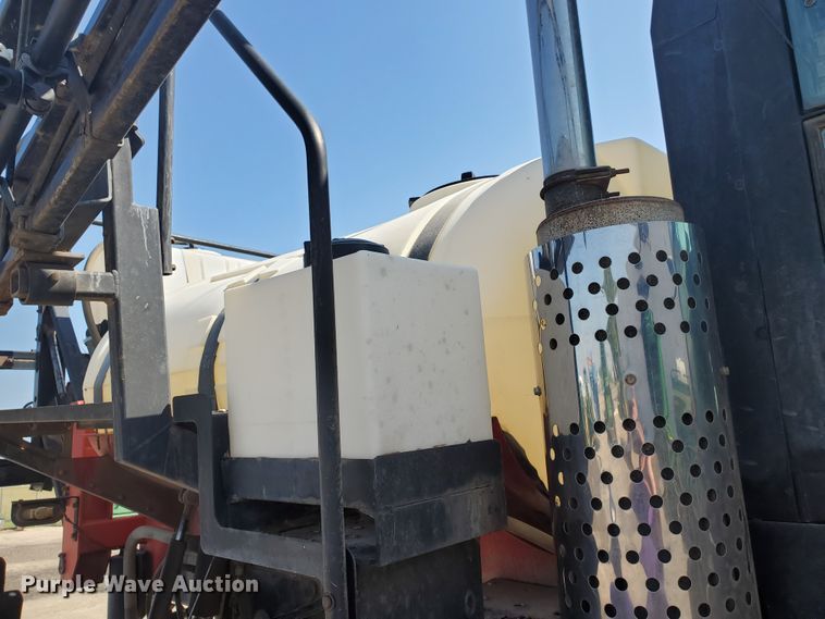 image for item DE4492 2003 Apache 850 Series sprayer