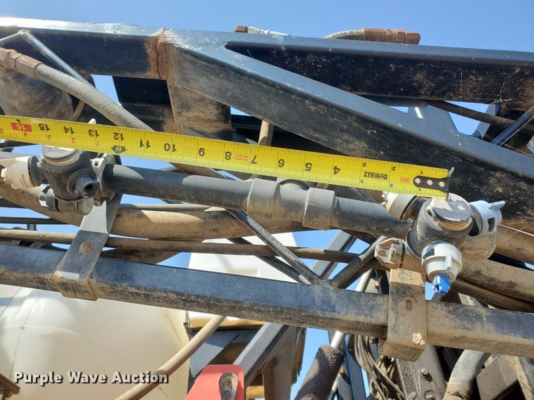 image for item DE4492 2003 Apache 850 Series sprayer