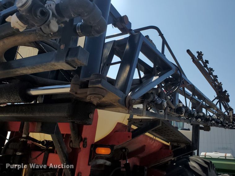 image for item DE4492 2003 Apache 850 Series sprayer