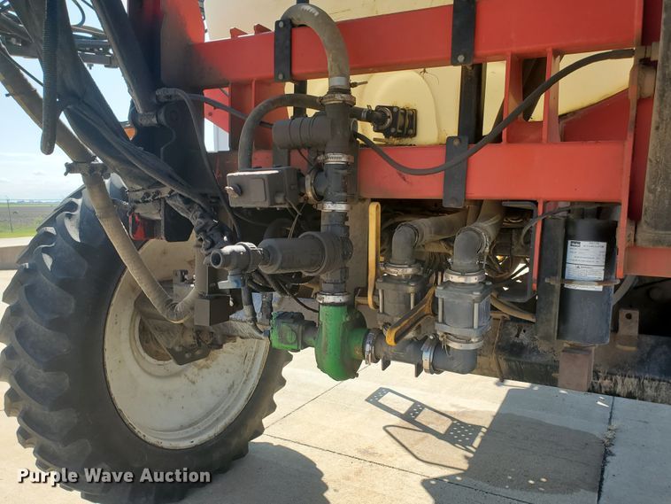 image for item DE4492 2003 Apache 850 Series sprayer