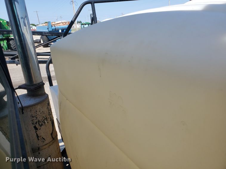 image for item DE4492 2003 Apache 850 Series sprayer