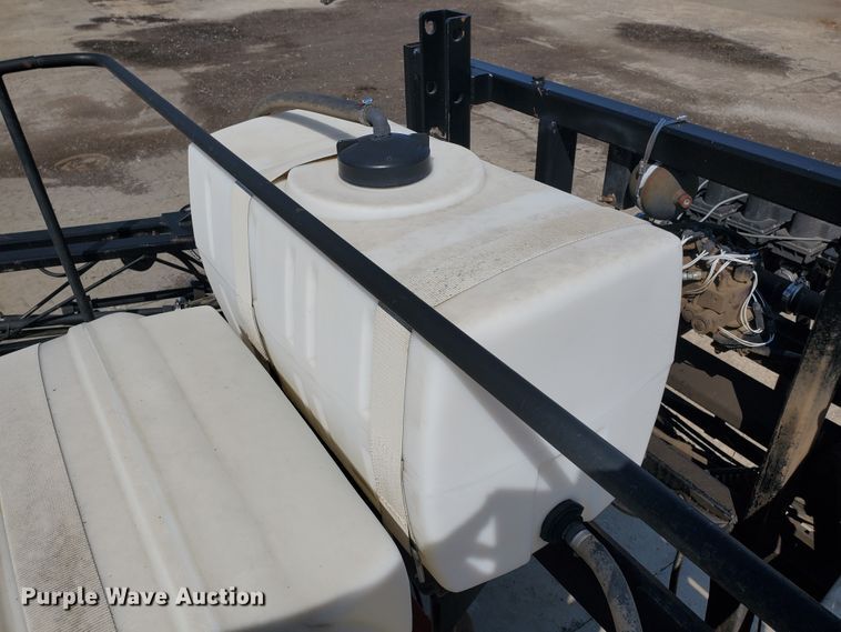 image for item DE4492 2003 Apache 850 Series sprayer