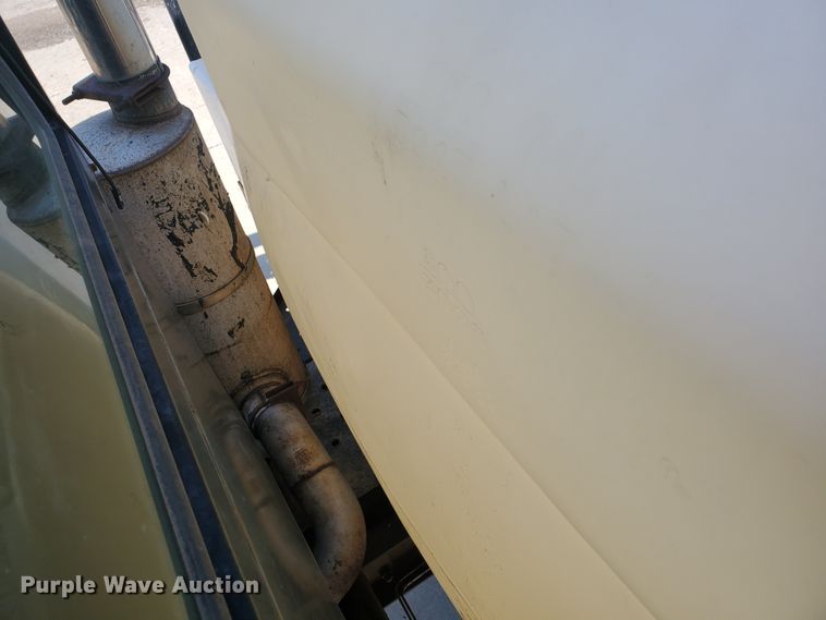 image for item DE4492 2003 Apache 850 Series sprayer