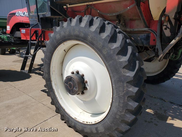 image for item DE4492 2003 Apache 850 Series sprayer