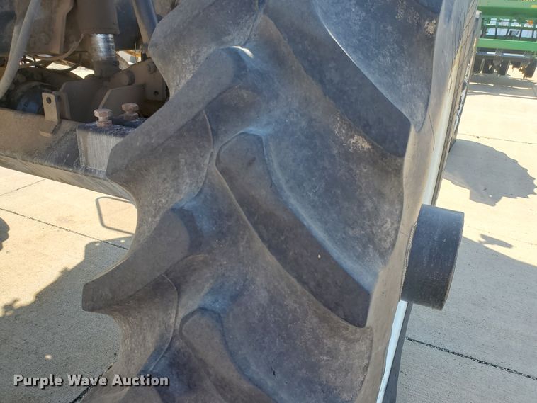 image for item DE4492 2003 Apache 850 Series sprayer