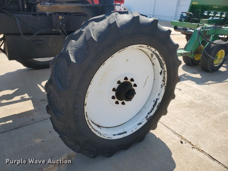 image for item DE4492 2003 Apache 850 Series sprayer