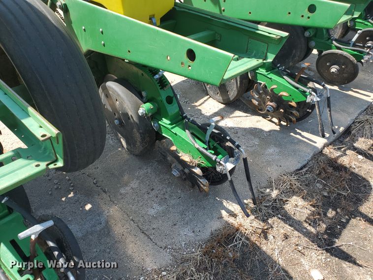 image for item DE4496 John Deere 7300 Max Emerge II planter