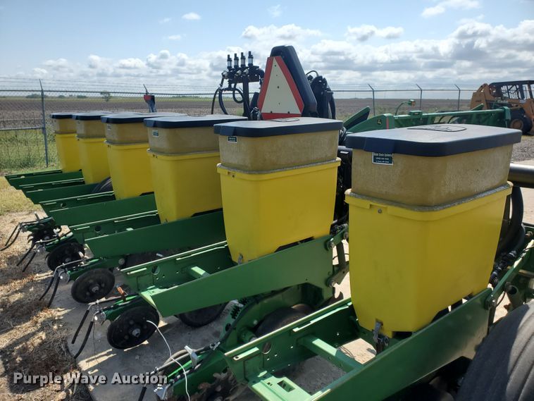 image for item DE4496 John Deere 7300 Max Emerge II planter