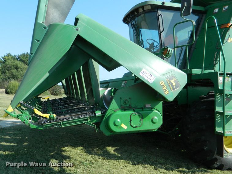 image for item DE4500 1998 John Deere 893 corn head