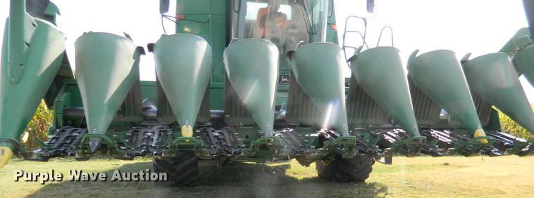 image for item DE4500 1998 John Deere 893 corn head