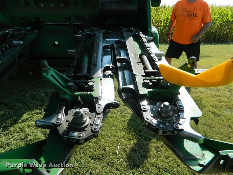 image for item DE4500 1998 John Deere 893 corn head