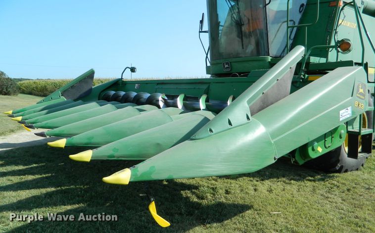 image for item DE4500 1998 John Deere 893 corn head