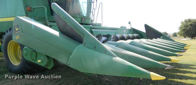image for item DE4500 1998 John Deere 893 corn head