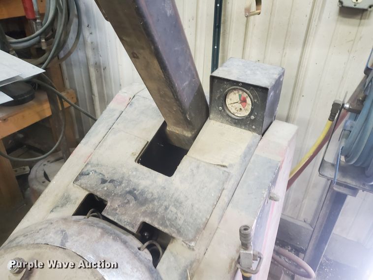 image for item DF5717 Bushman 4400 tire machine