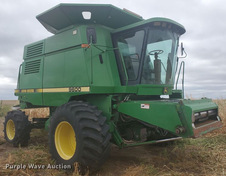 image for item DF5724 1990 John Deere 9600 RWA combine