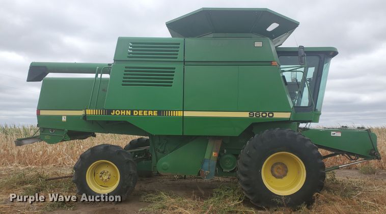 image for item DF5724 1990 John Deere 9600 RWA combine