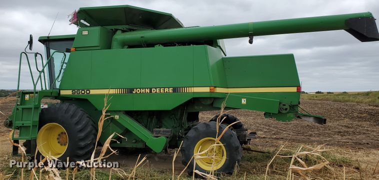 image for item DF5724 1990 John Deere 9600 RWA combine