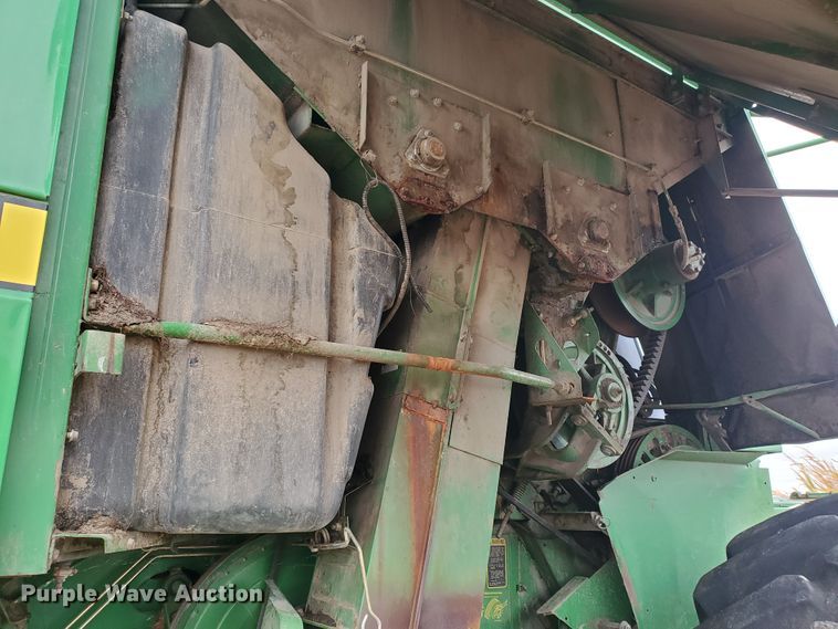 image for item DF5724 1990 John Deere 9600 RWA combine