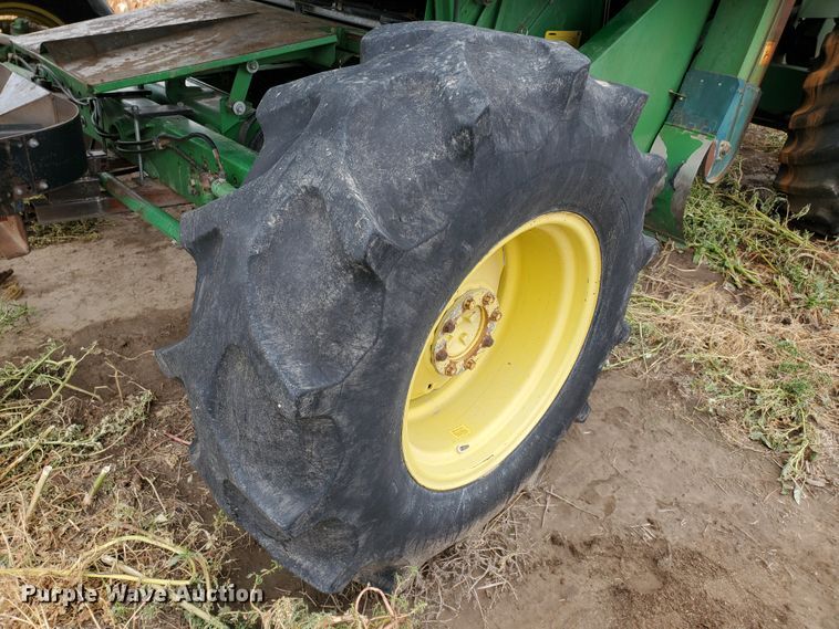 image for item DF5724 1990 John Deere 9600 RWA combine
